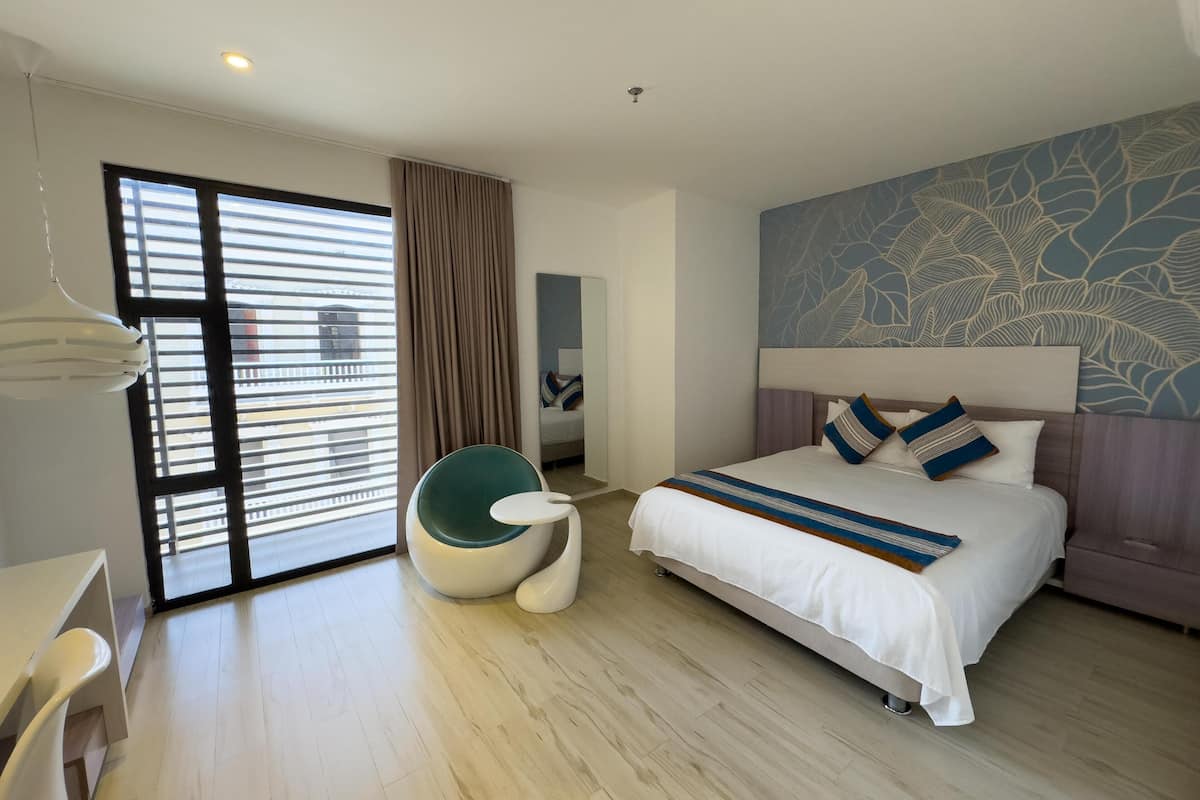 Luxe beddengoed, een minibar, een kluis op de kamer, een bureau
