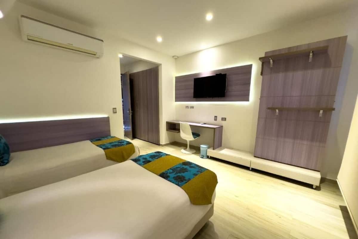 Superior Twin kamer | Luxe beddengoed, een minibar, een kluis op de kamer, een bureau
