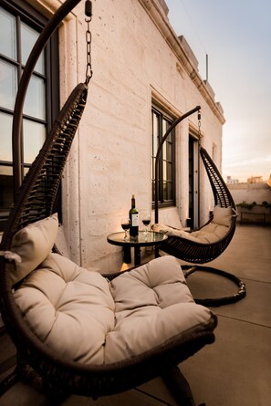 Apartamento sénior, 1 cama de matrimonio grande, vistas a la montaña | Terraza o patio