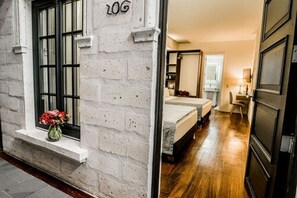 Quarto clássico, 2 camas de casal, acessível | Roupas de cama premium, edredons de pluma, frigobar, cofres nos quartos