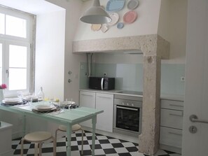 Apartament Deluxe, 2 dormitoris | Cuina bàsica privada | Frigorífic, microones, forn i placa de cuina 
