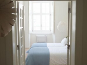 Apartamento Deluxe, 2 habitaciones | Caja fuerte, sistema de insonorización, tabla de planchar con plancha