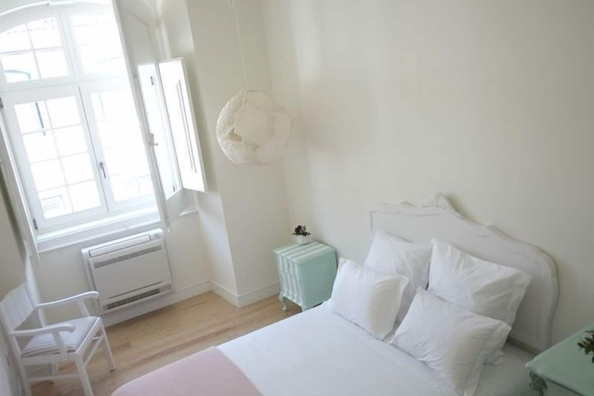 In-room safe, soundproofing, iron/ironing board, free WiFi