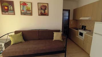 Full-size fridge, oven, stovetop, coffee/tea maker