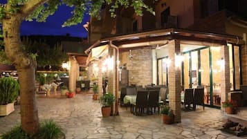 Breakfast, lunch, dinner served; Greek cuisine