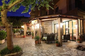 Breakfast, lunch and dinner served - Delfini Hotel (Amfilochia)