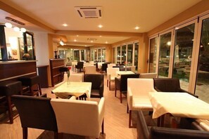 Petit déjeuner et déjeuner servis sur place, spécialités Cuisine grecque