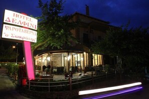 Property entrance - Delfini Hotel (Amfilochia)