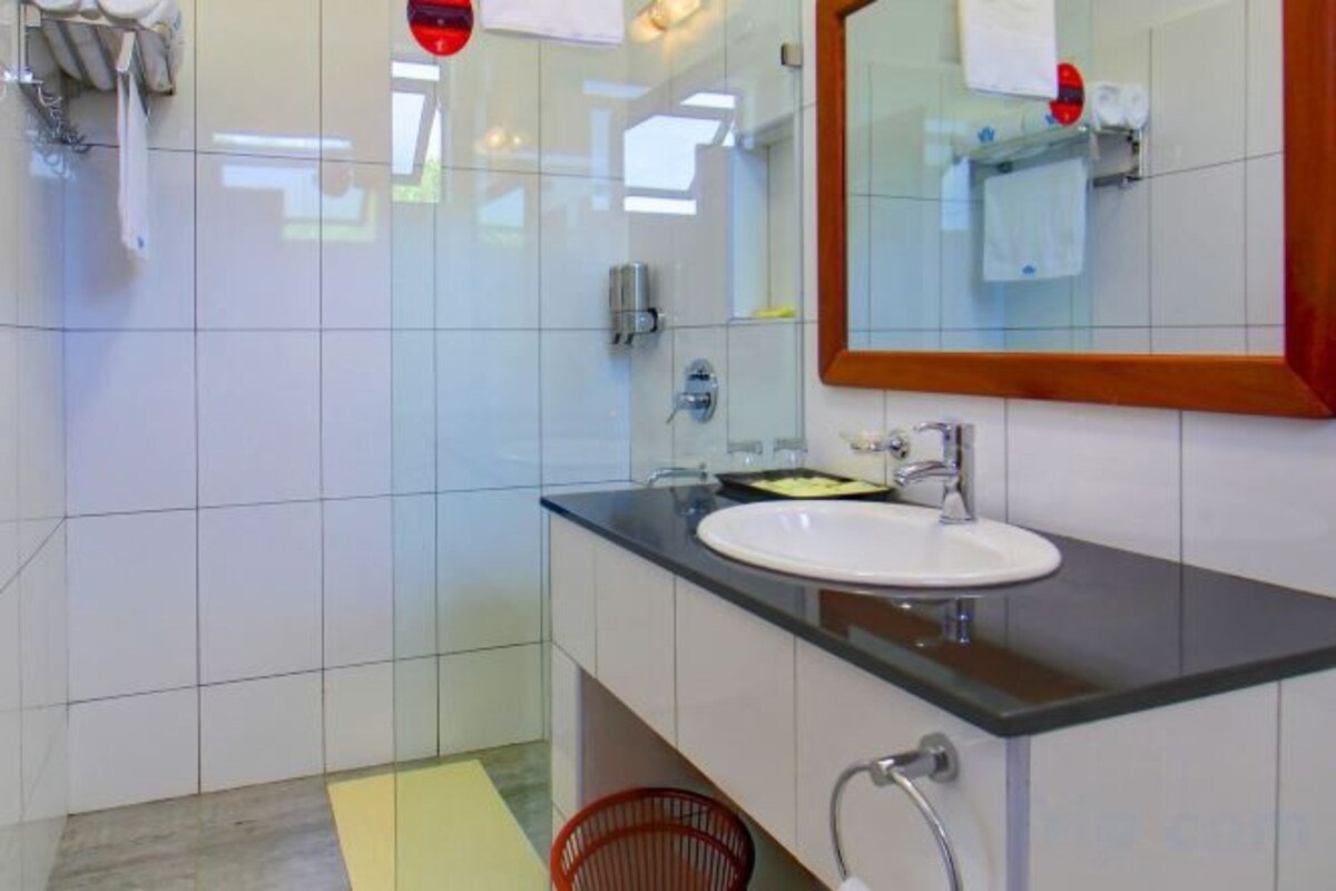 Bathroom | Shower, rainfall showerhead, free toiletries, hair dryer