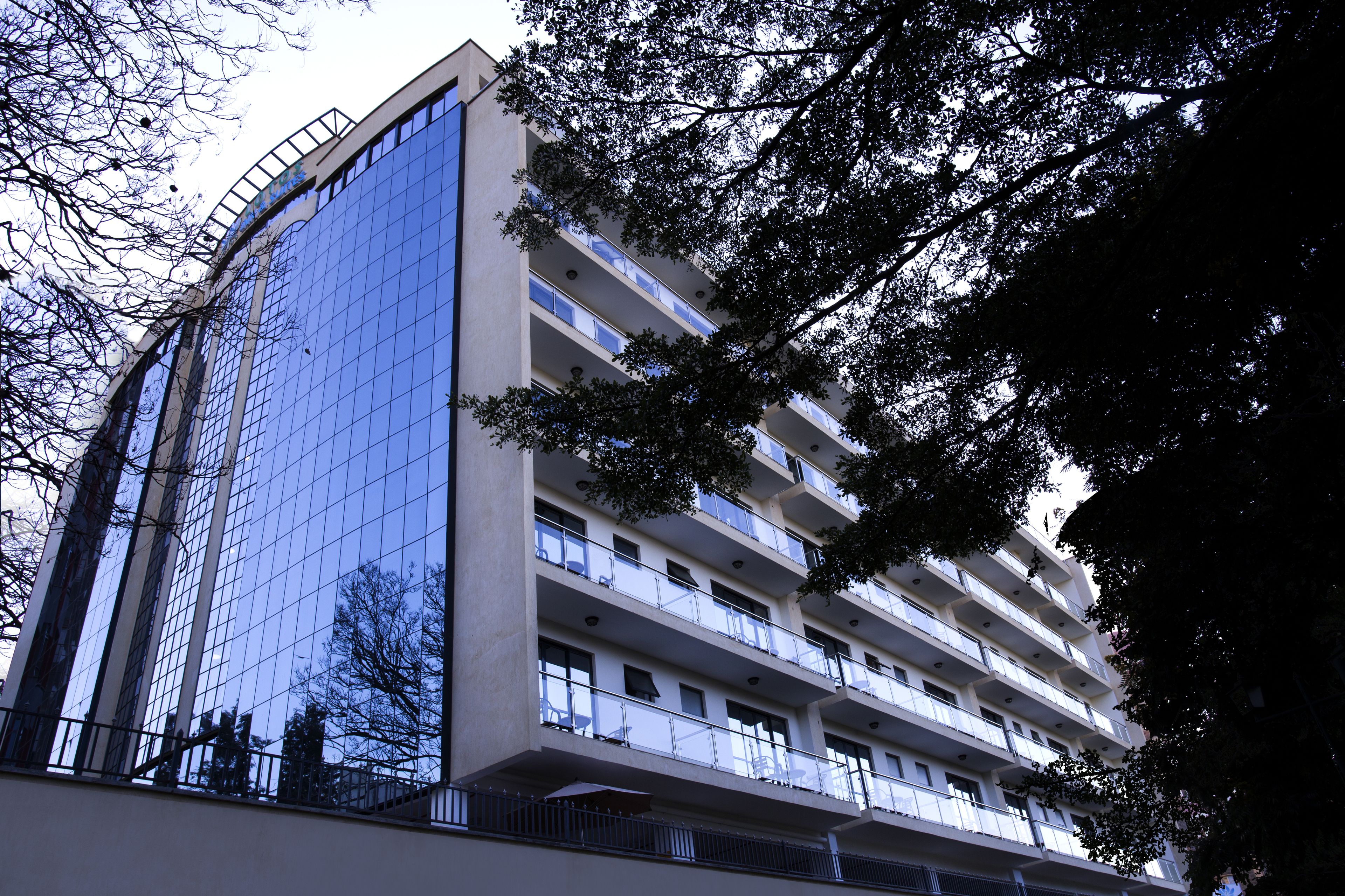 Un edificio de varios pisos con balcones y ventanas amplias.