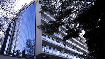 Un edificio de varios pisos con balcones y ventanas amplias.