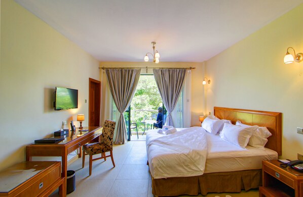 0B | Premium bedding, minibar, in-room safe, individually decorated