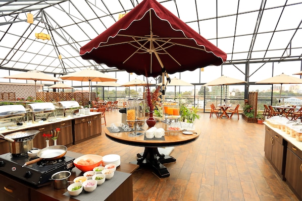 Petit déjeuner buffet (12 USD par personne)