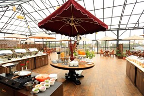 Enjoy meals in this inviting dining area with a central round table and comfortable seating.