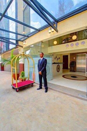 Property entrance - Lotos Inn & Suites, Nairobi (Nairobi)