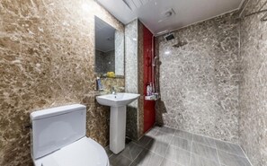 Economy Double Room, 1 Queen Bed | Bathroom | Combined shower/tub, deep soaking tub, free toiletries, hair dryer - CF Motel (Sokcho)