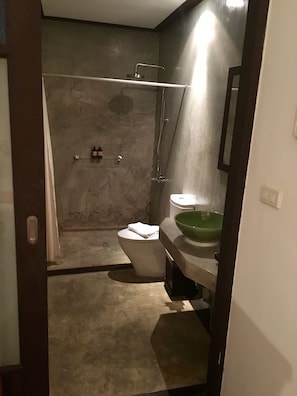 Ducha, artículos de tocador gratuitos, secador de pelo, batas