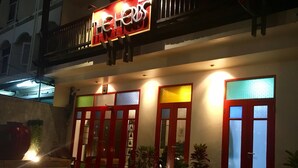 ด้านหน้าที่พัก - ตอนเย็น/กลางคืน