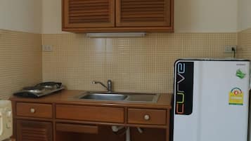 Full-size fridge, microwave, stovetop, coffee/tea maker