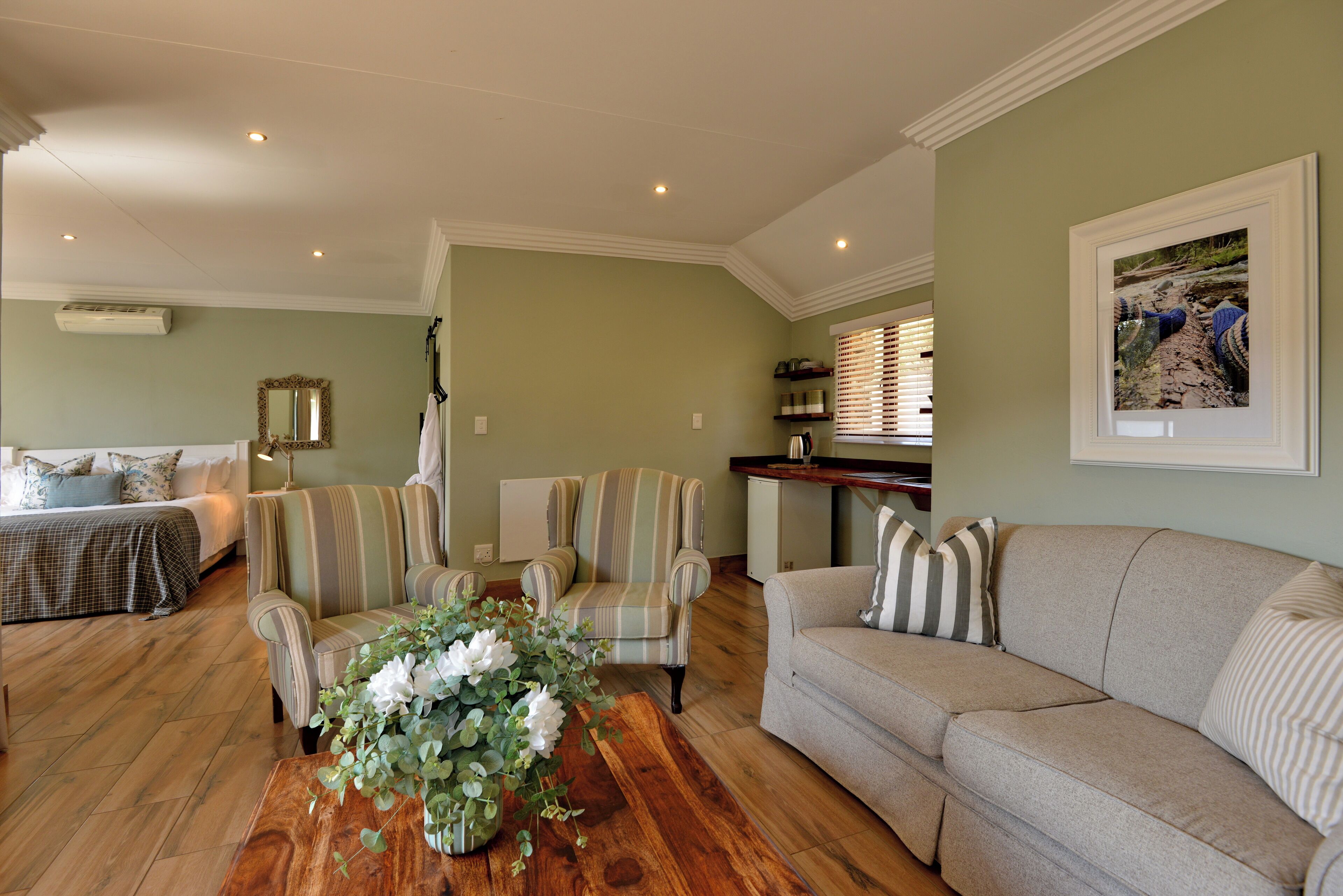 Habitación Deluxe (Deluxe Suite) | Área de sala de estar | Smart TV de 32 pulgadas con canales digitales 