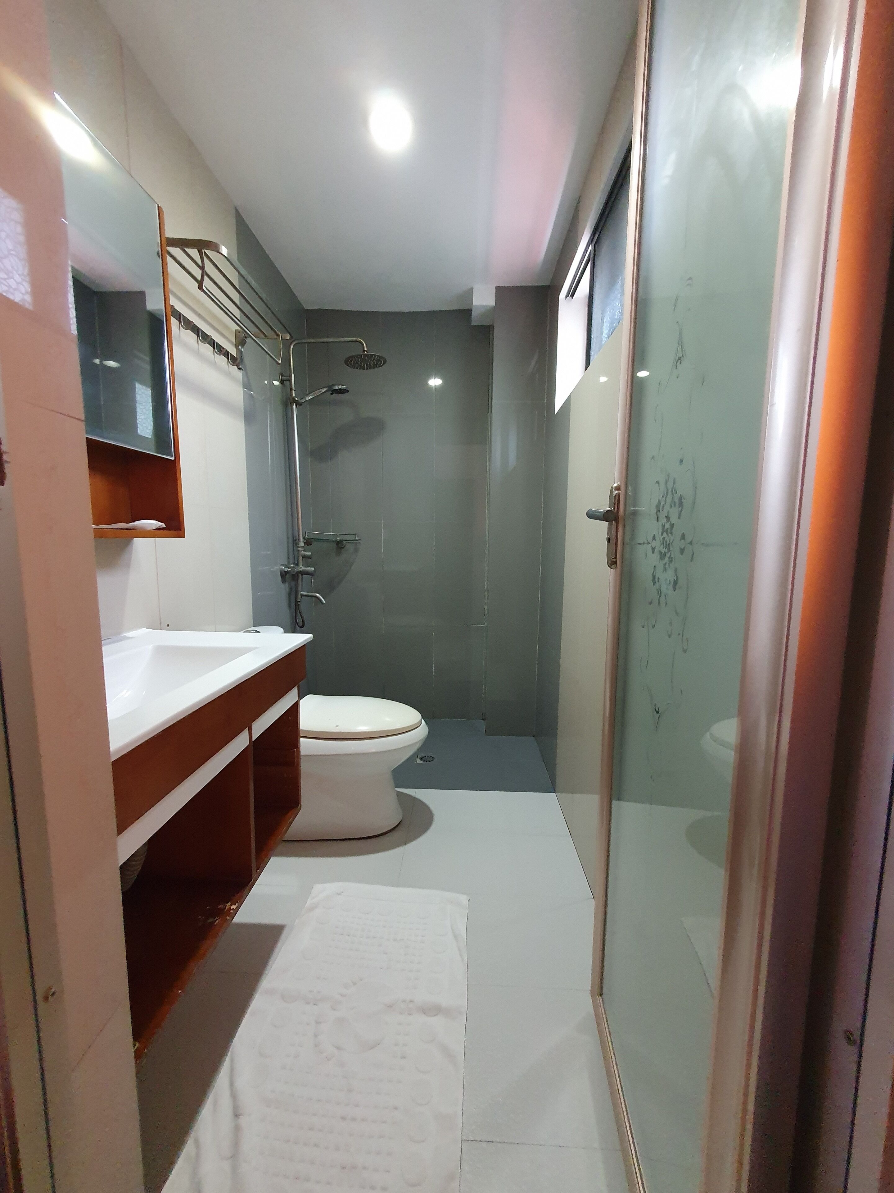 Een douche, gratis toiletartikelen, pantoffels, handdoeken