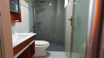 Een douche, gratis toiletartikelen, pantoffels, handdoeken