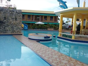 Udendørs pool, parasoller, liggestole
