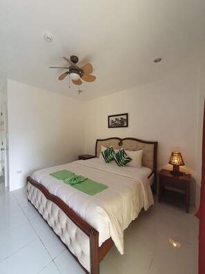 Dobbeltrom – superior, balkong, ved basseng | Safe på rommet, lydisolert, wi-fi (inkludert) og rullestolvennlig