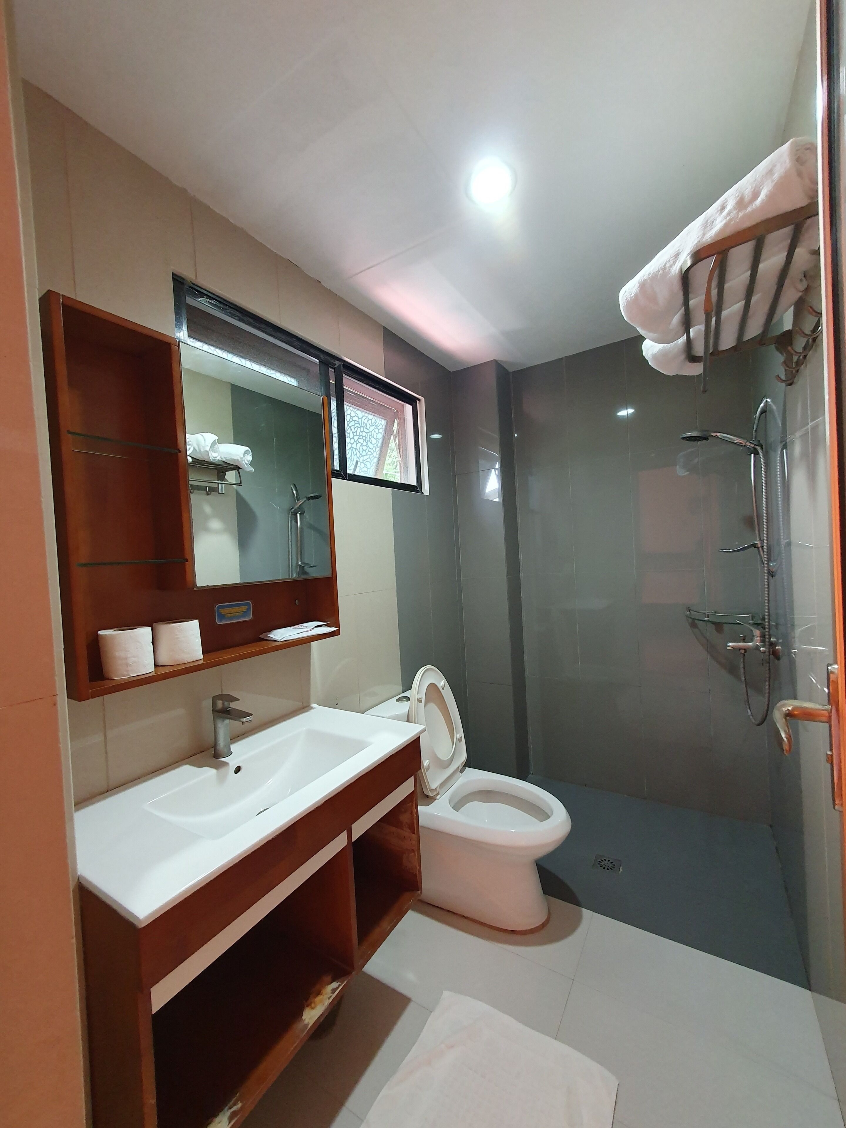 Habitación Deluxe doble, varias camas, balcón, junto a la piscina | Baño | Ducha, artículos de higiene personal gratuitos, zapatillas y toallas