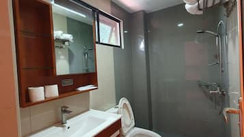 Chambre Double Deluxe, plusieurs lits, balcon, en bord de piscine | Salle de bain