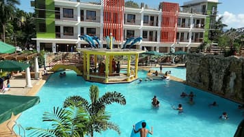 Piscine extérieure, parasols de plage, chaises longues