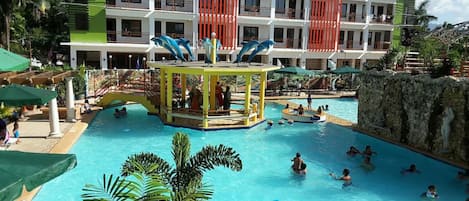 Piscine extérieure, parasols de plage, chaises longues