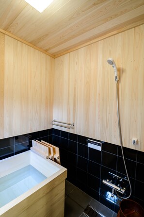 Casa tradicional, 3 habitaciones, cocina, vista al jardín | Baño | Tina con regadera, tina profunda, amenidades de baño gratuitas 