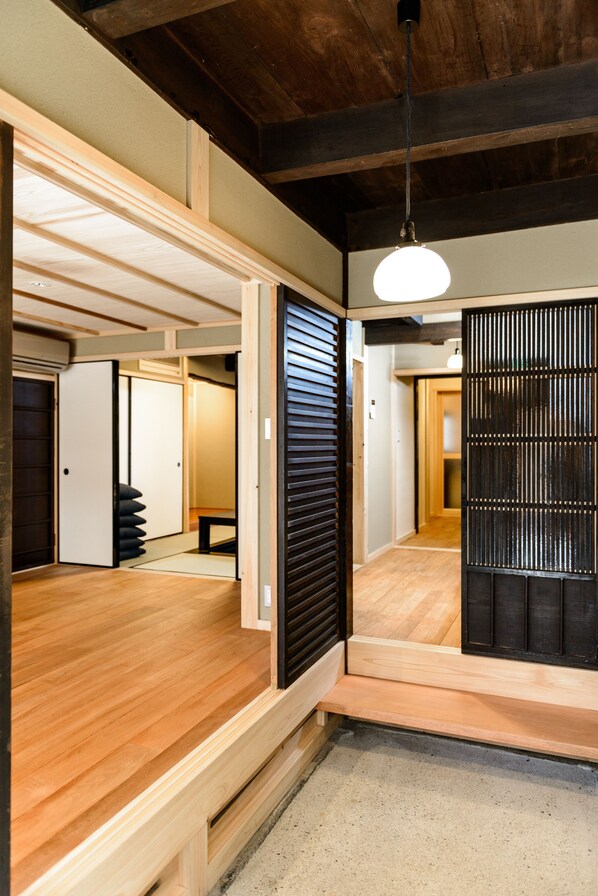 Traditional House, 3 Bedrooms, Kitchen, Garden View | 2 bedrooms, in-room safe, individually decorated, individually furnished - Nijo Sumire-an (Kyoto)