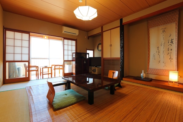 Traditional Room, Japanese Futon | Living room | Flat-screen TV