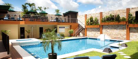 Kolam renang outdoor, dengan payung kolam renang dan kursi berjemur