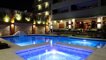Una piscina al aire libre (de 08:00 a 22:00), sombrillas, tumbonas