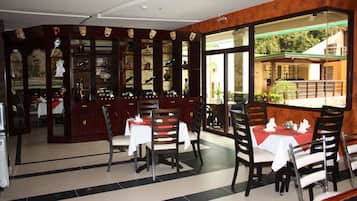 供應早餐、午餐、晚餐;多國菜