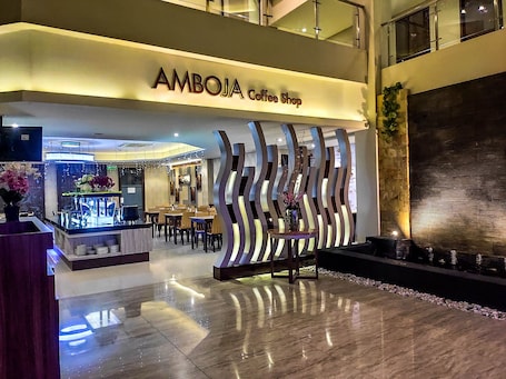 Café da manhã, almoço e jantar; culinÔria internacional . Grand Parama Hotel