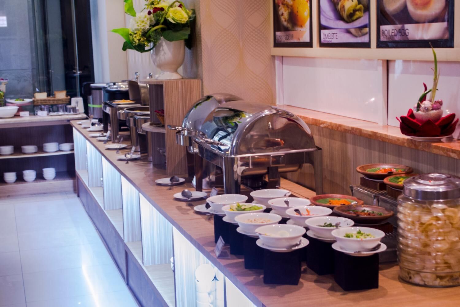 breakfast, lunch, dinner served; international cuisine