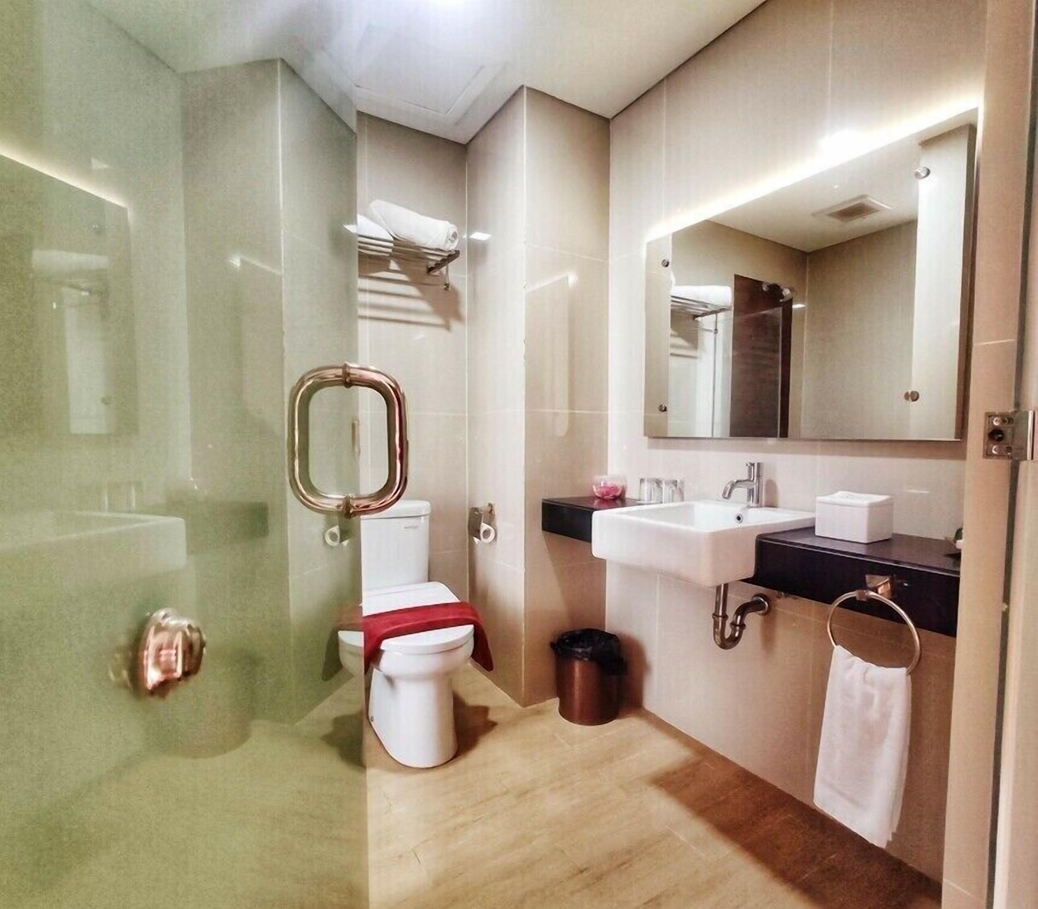 superior twin room | bathroom | shower, free toiletries, slippers, towels