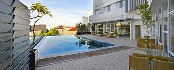 Una piscina al aire libre