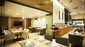 Daily buffet breakfast (KRW 19000 per person)