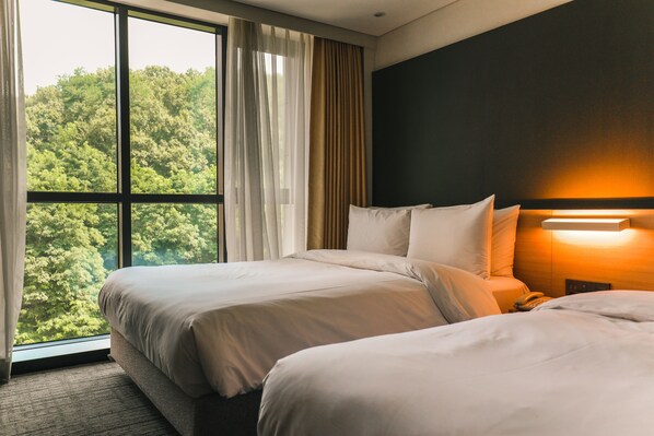 Premium bedding, down duvets, free minibar, in-room safe