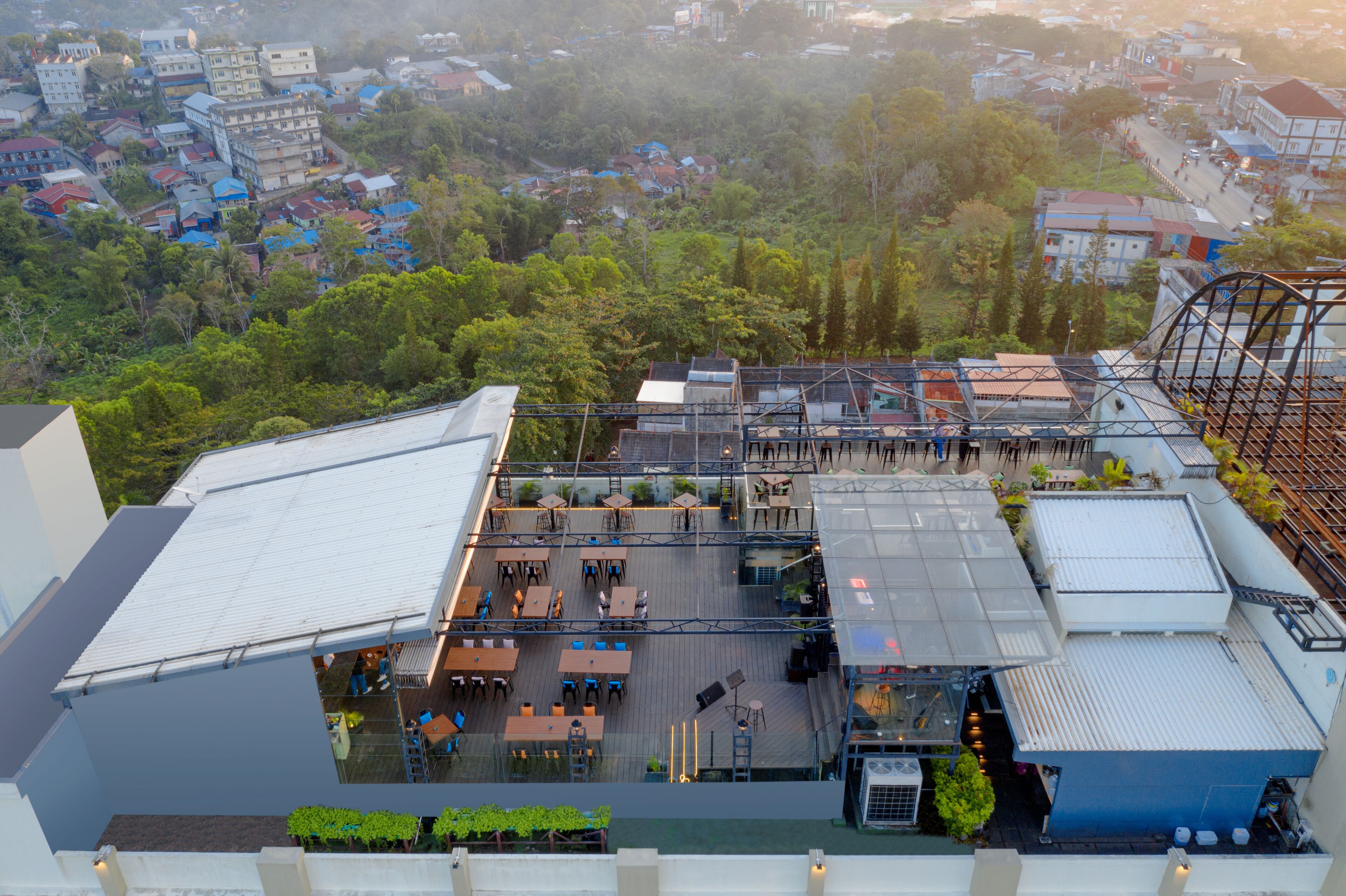 breakfast, lunch, dinner served; international cuisine