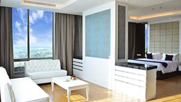 Platinum Suite Room | Minibar, in-room safe, desk, blackout drapes