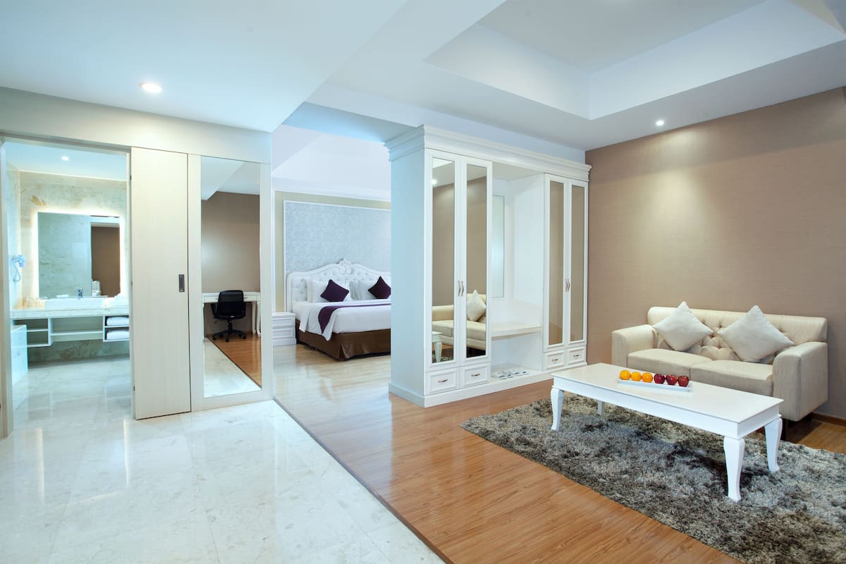 Una sala de estar moderna con un sofá blanco, una mesa de centro y un armario.