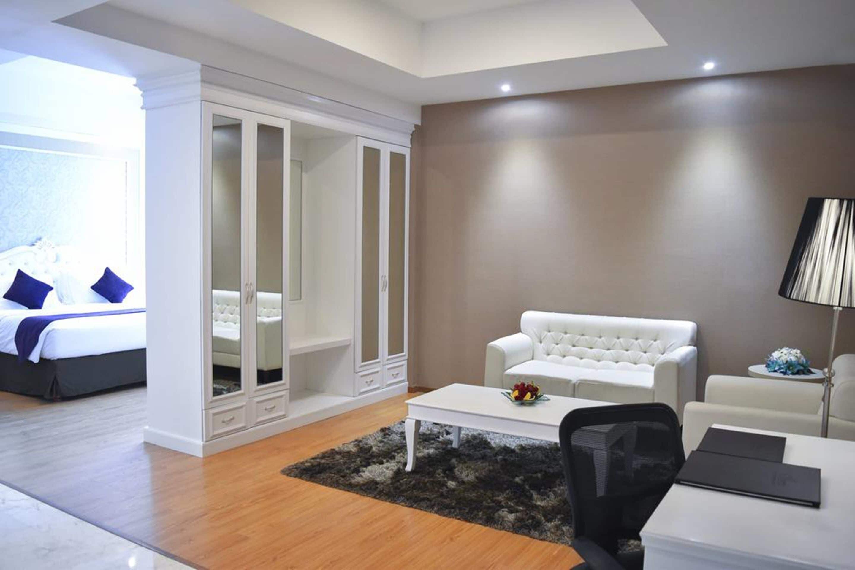 executive suite room | minibar, in-room safe, desk, blackout curtains