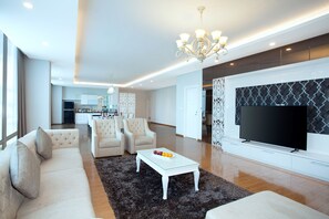 Platinum Suite Room | Minibar, in-room safe, desk, blackout curtains