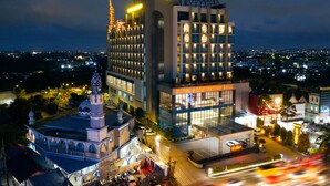Een hotel met een modern ontwerp, met een opvallende toren en een congrescentrum.